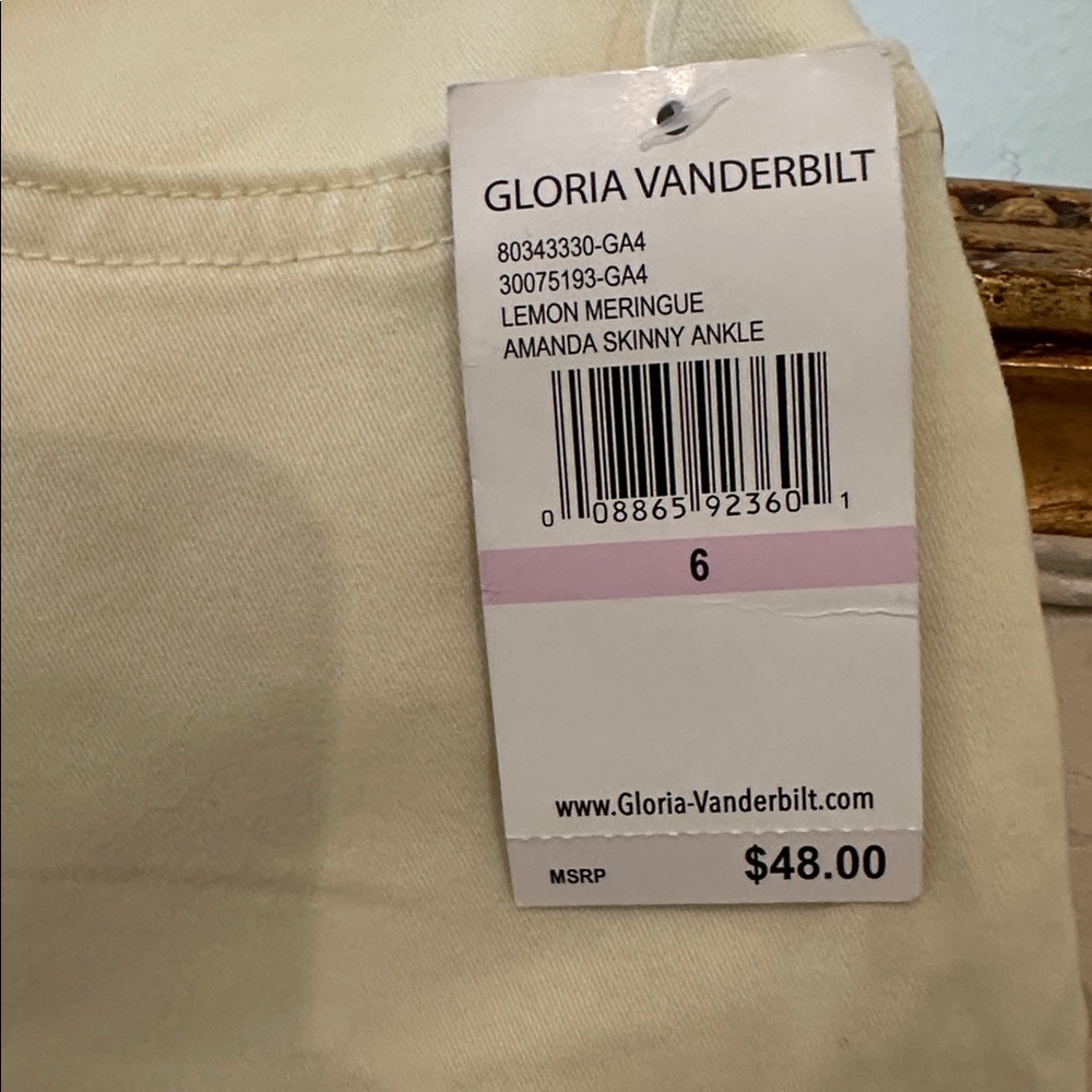 NWT Gloria Vanderbilt size 6 stretch, soft yellow jeans